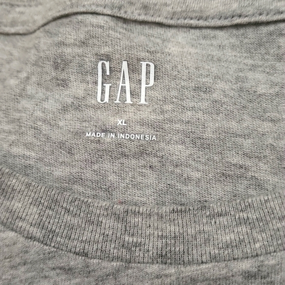 Gap Pocket Tee - Picture 2 of 2